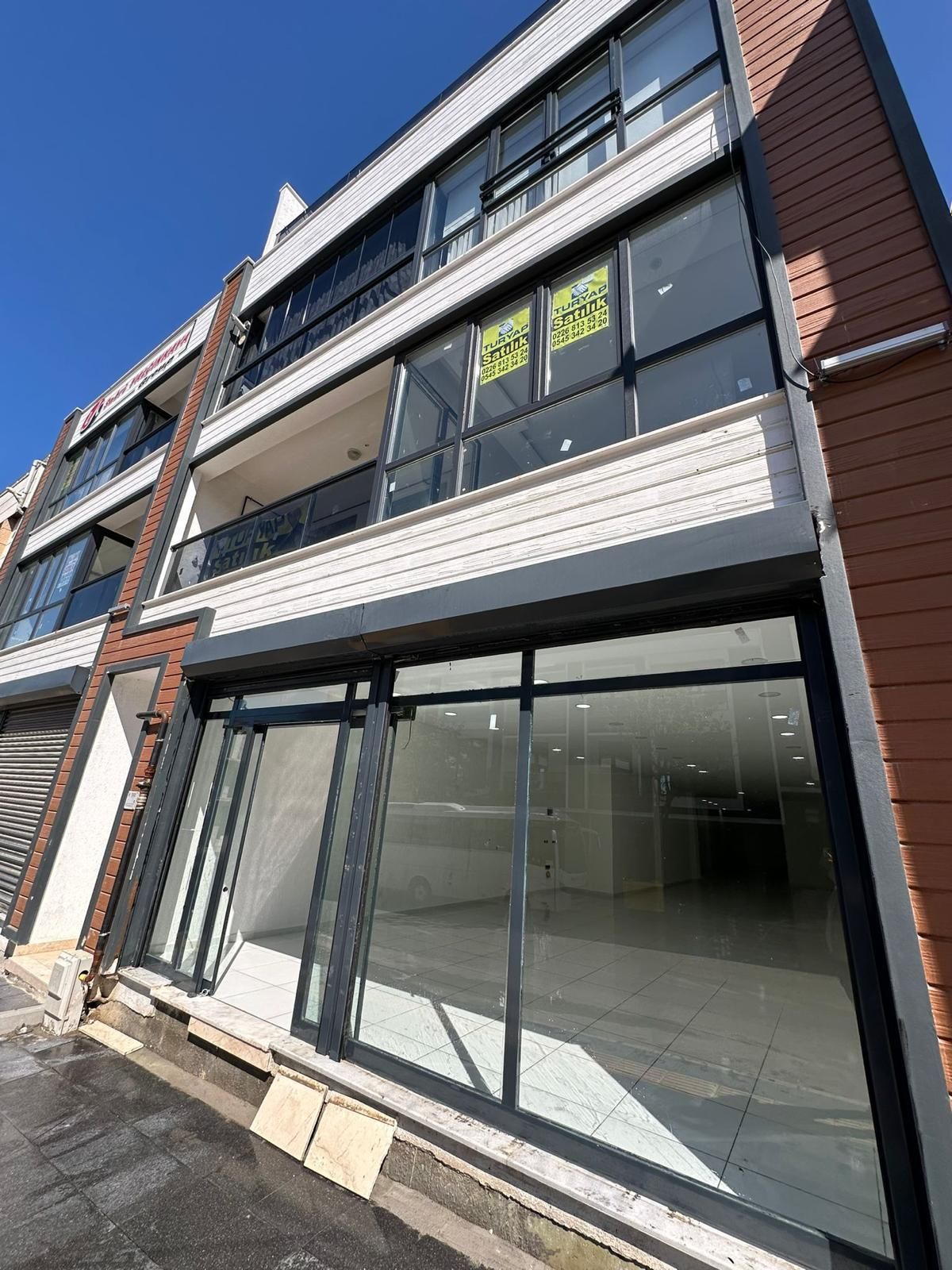 YALOVA MERKEZ’DE ACİL SATILIK CADDE ÜZERİNDE DEPOLU 200+90 M2 OFİS